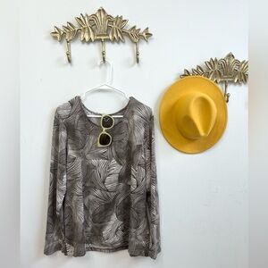 Fall ready 🍂Light knit leaf motif tunic Xl ptp 24”